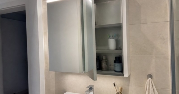 Spiegelschrank mit Beleuchtung über dem Waschbecken